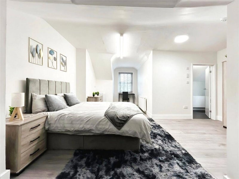 Photo 1: X Large Modern ensuite Room