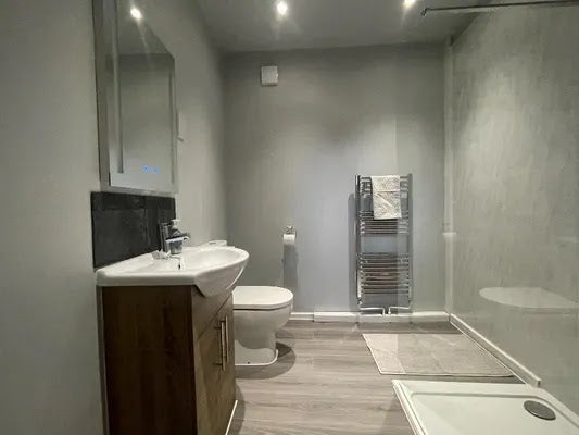 Photo 1: En suite bathroom