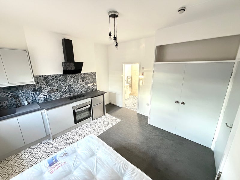 Photo 1: Room 2 - All bills included 