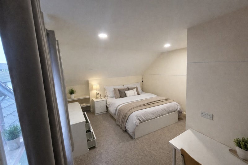 Photo 1: Large double room available 