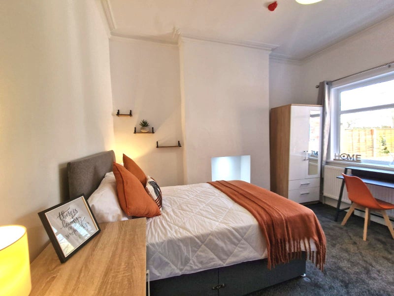 Photo 1: Room 2 En Suite