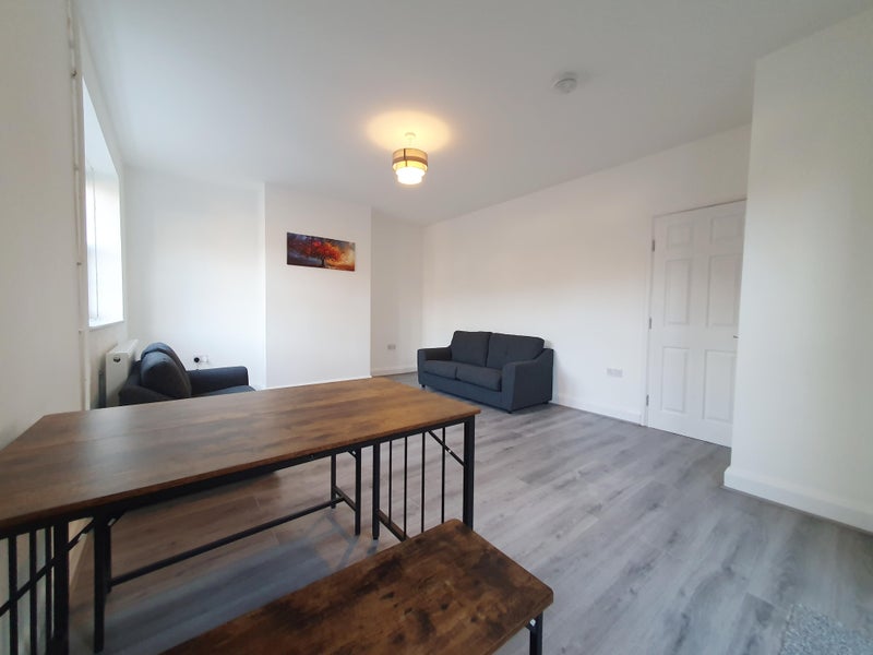 Photo 1: Spacious Lounge