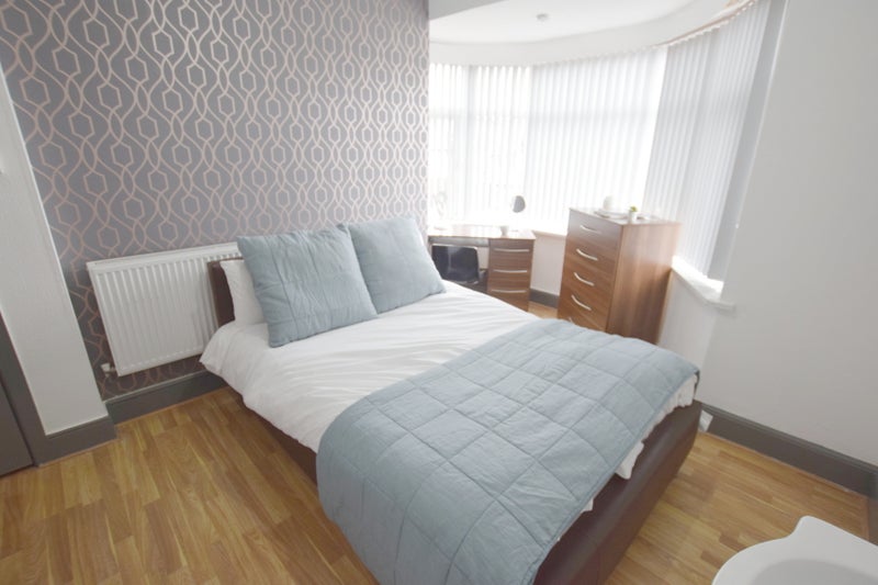 Photo 1: Double bedroom last one