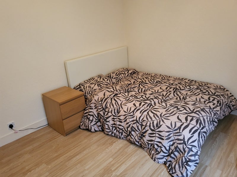 Photo 1: Double bedroom 