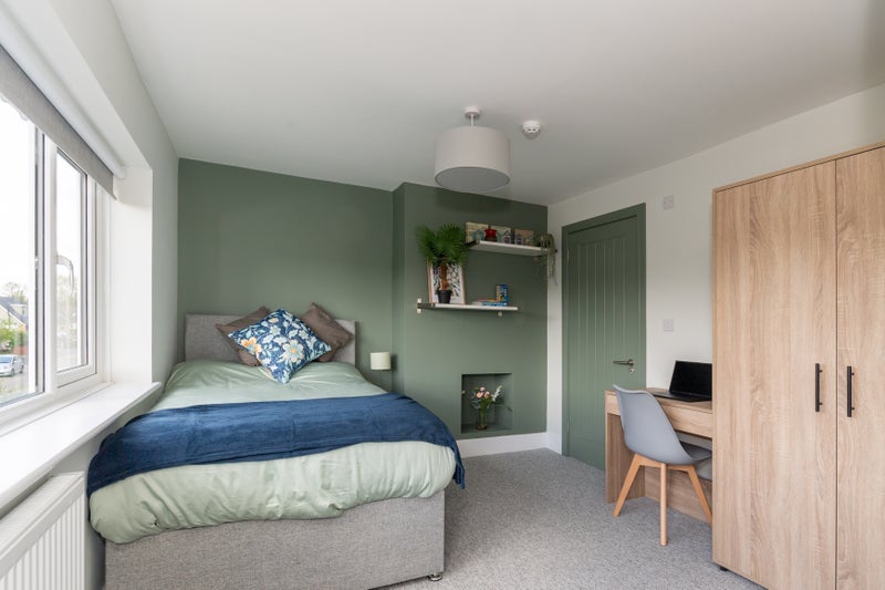 Photo 1: Fully furnished double en-suite , ALL bills included