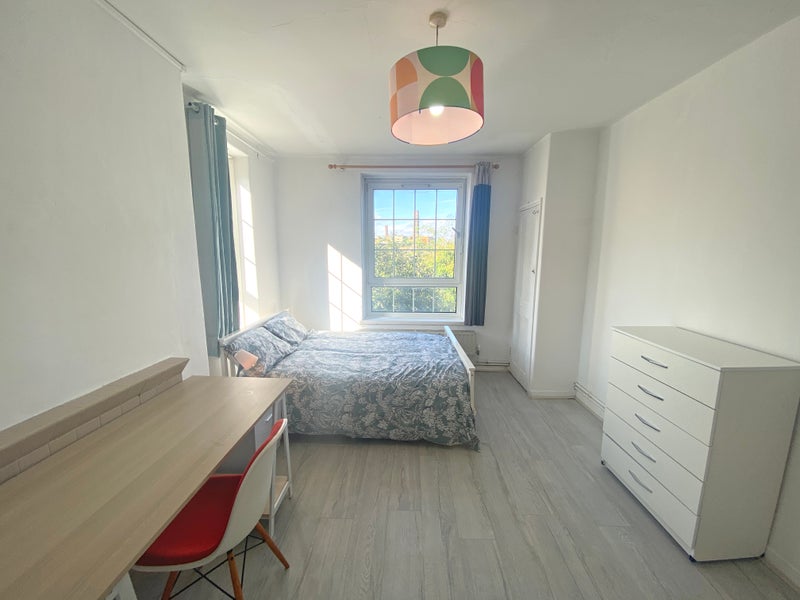 Photo 1: Available from 25.04.2026 ✶ 1,300pcm ✶ furnished as in pictures