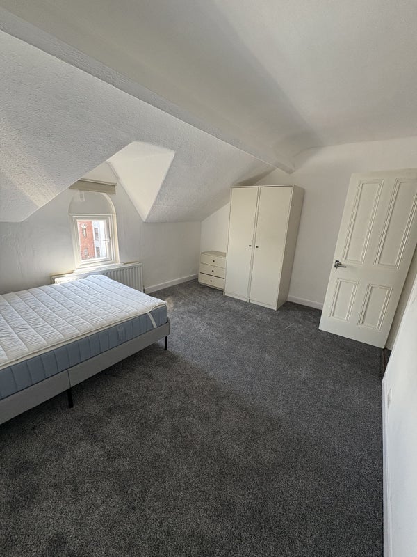 Photo 1: Room to rent 