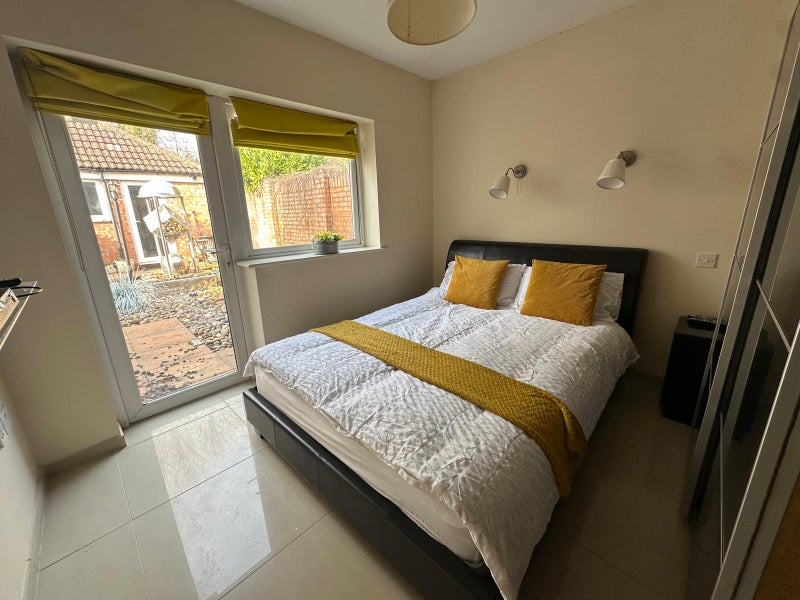 Photo 1: ROOM 3 WITH ENSUITE £825