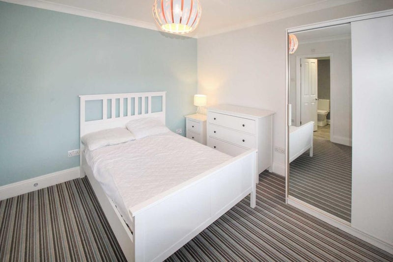 Photo 1: Double bedroom