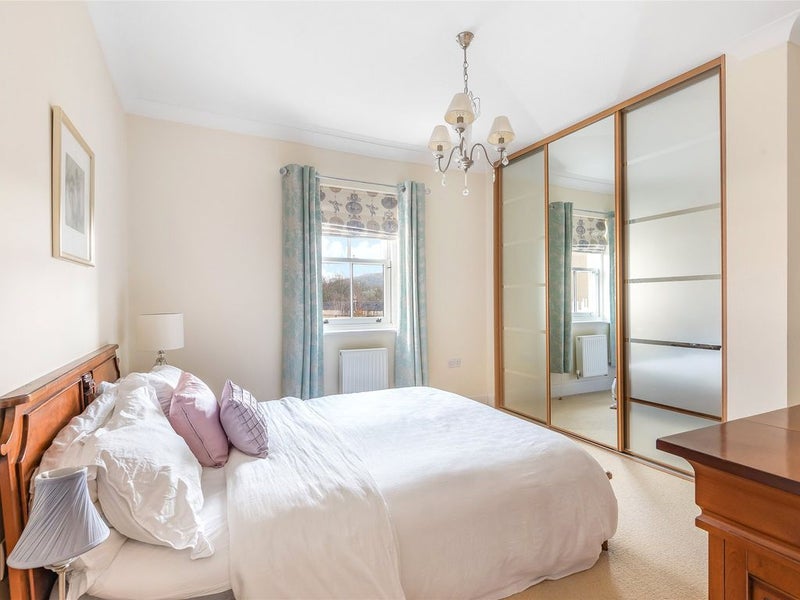 Photo 1: Main bedroom