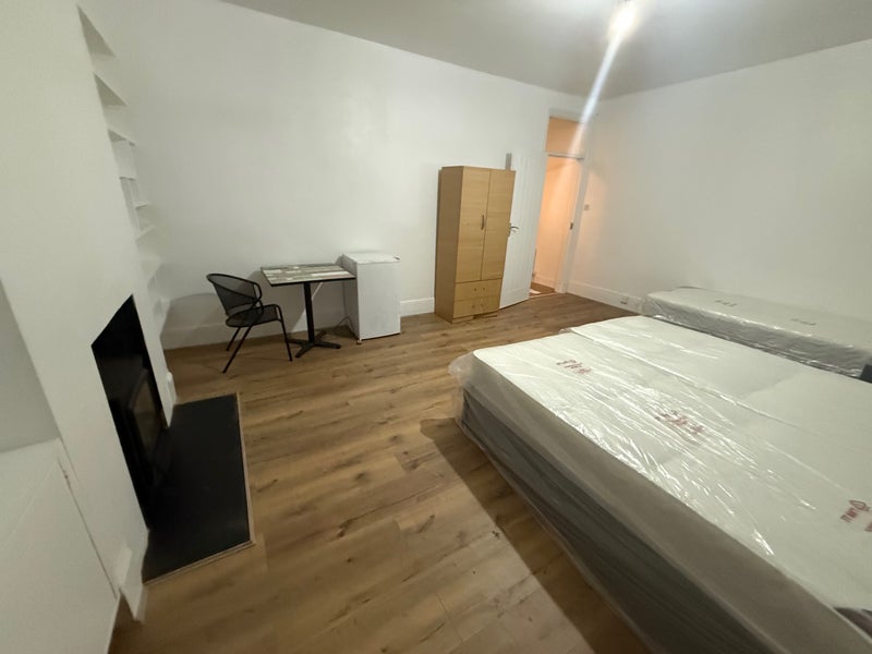 Photo 1: Large Double Room, Spacious double room with bed, cupboard and large window. 