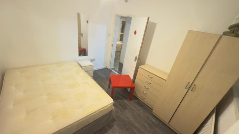 Photo 1: Room 5- £880 Available 01/04/2026