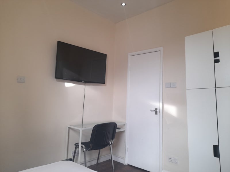 Photo 1: Double Ensuite + Smart TV