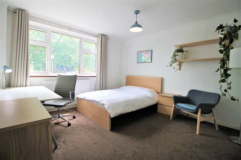 Photo 1: Room 1 Available 6 April £1320/month
