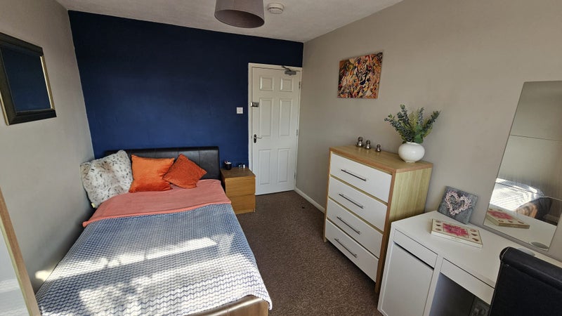 Photo 1: spacious first floor double bedroom 