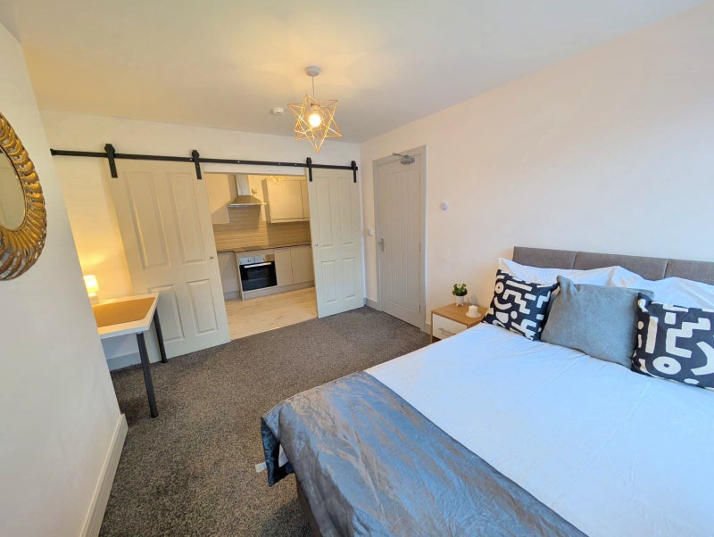 Photo 1: Studio 7 En Suite