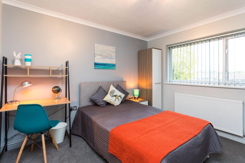 Photo 1: Available from 25th March, £800pcm