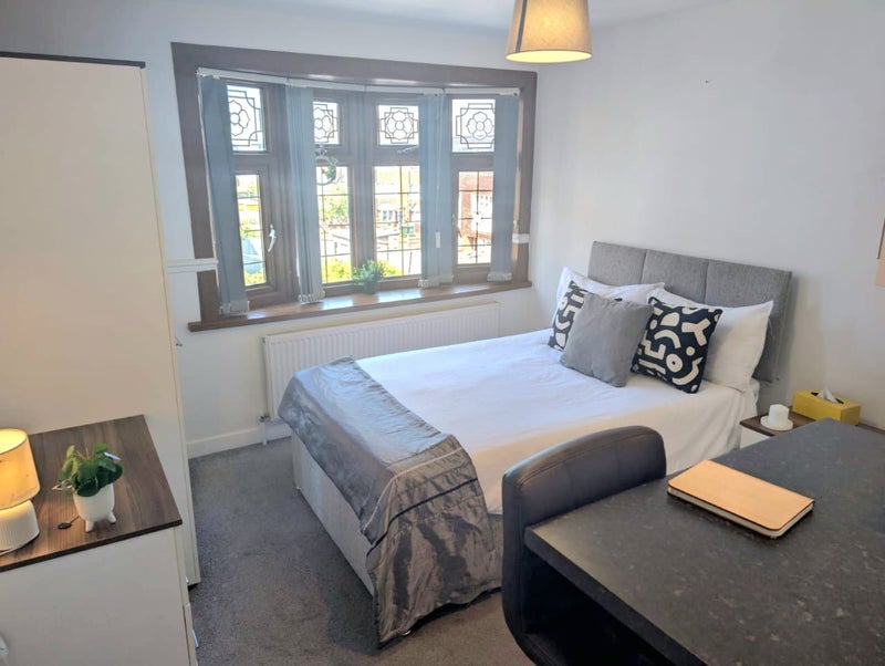 Photo 1: Room 3 En Suite