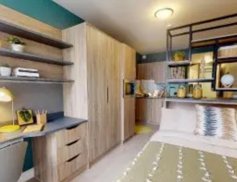 Photo 1: IQ Bankside Spacious Available now