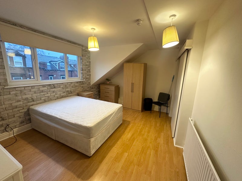 Photo 1: Room 6 with Ensuite