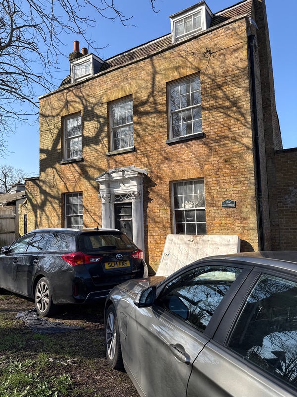 Photo 1: Front parking 