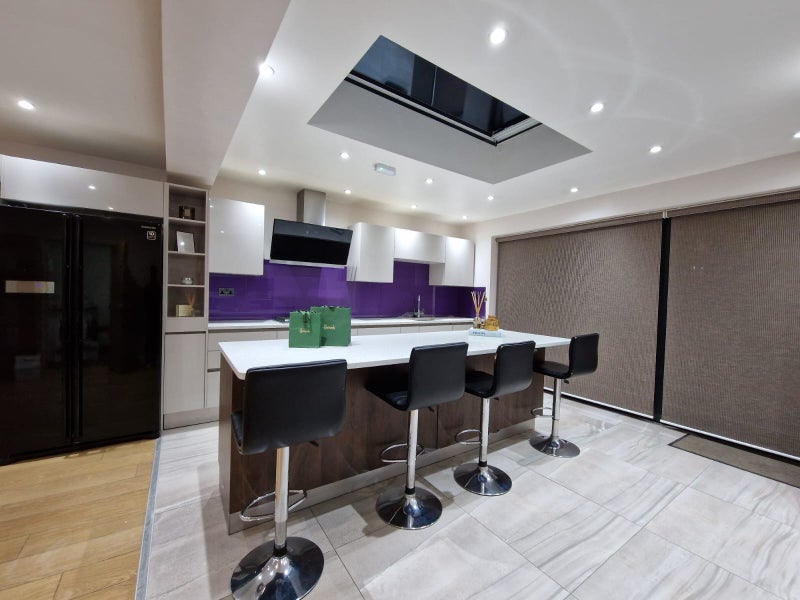 Photo 1: Spacious Shared Kitchen