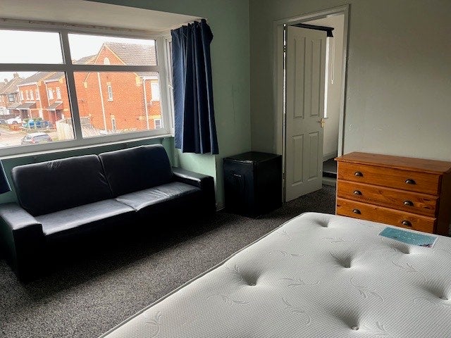 Photo 1: 1st floor room