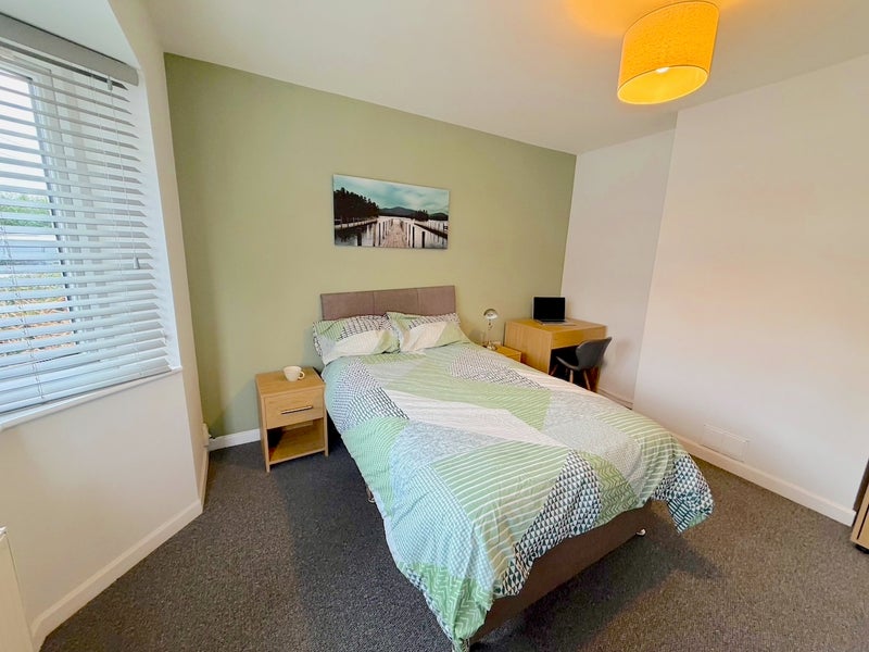 Photo 1: Large, modern room (shares shower with one other person) £630/month