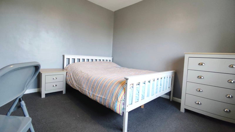 Photo 1: Room 5 - Double Room to Rent Crawley