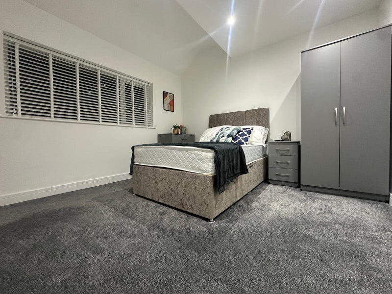 Photo 1: ROOM 6 WITH ENSUITE £725