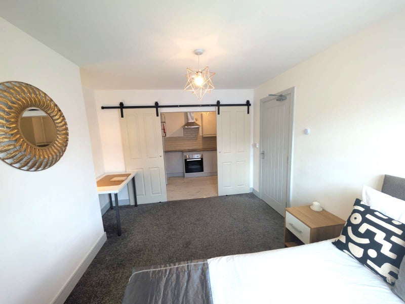 Photo 1: Studio 7 En Suite