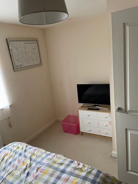 Photo 1: tv not included