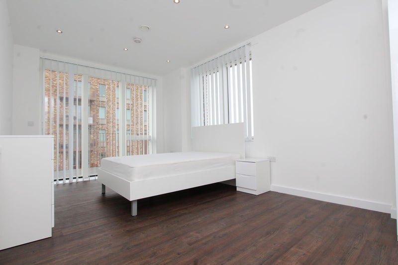 Photo 1: Room 1: £300 per week - Double room couples are welcome with private balcony - £1,300 per month