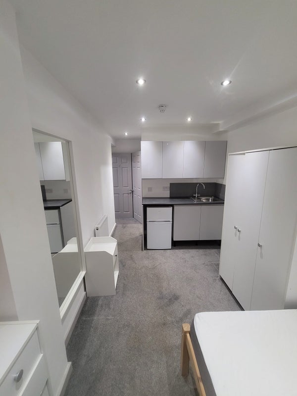 Photo 1: Room 6 kitchenette 