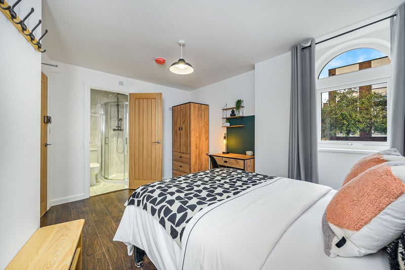 Photo 1: Room 2 Executive En Suite