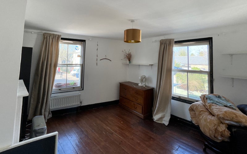 Photo 1: Room available