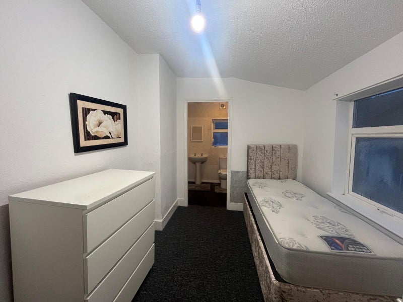 Photo 1: Single ensuite Room 2