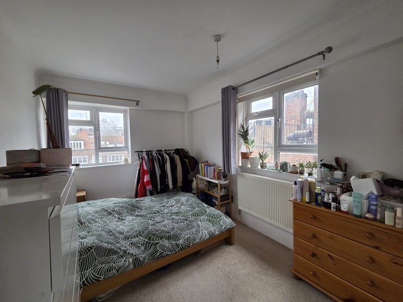 Photo 1: Room to rent