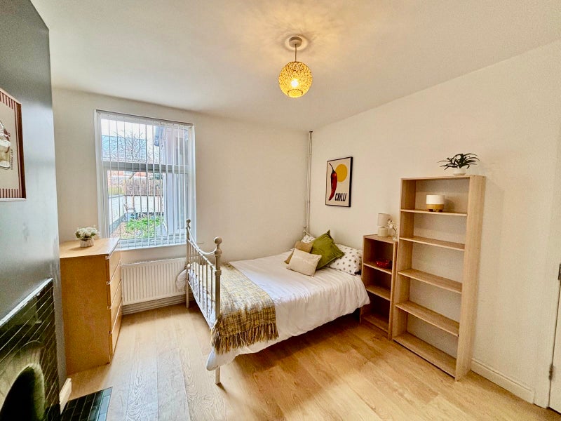 Photo 1: LOVELY ROOM