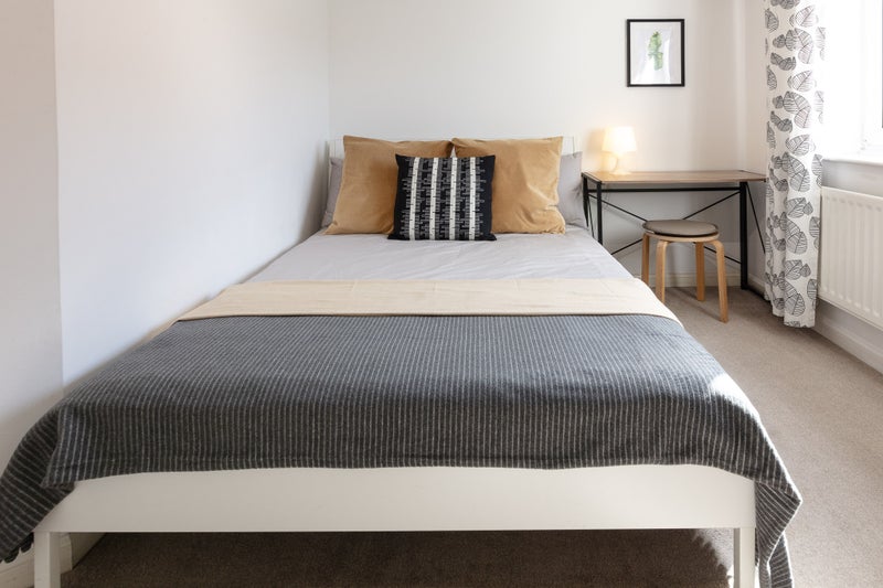 Photo 1: Double bed incl bedding