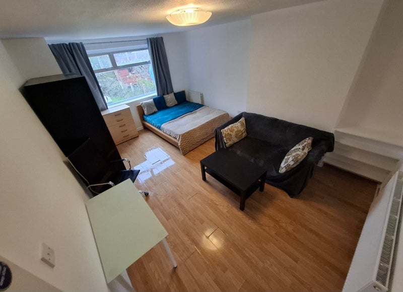 Photo 1: Room 1: King Size Double - Fully Furnished