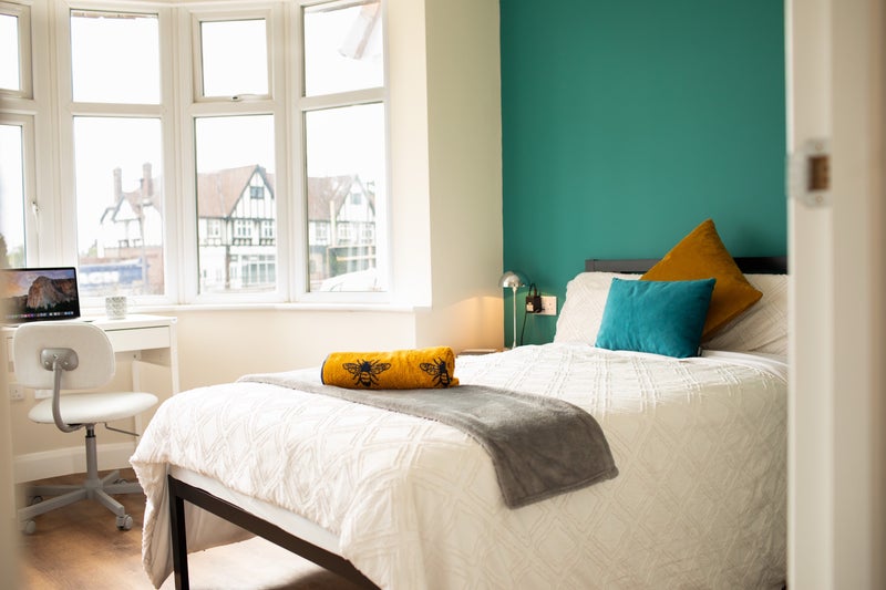 Photo 1: Light and Spacious newly refurbished room 