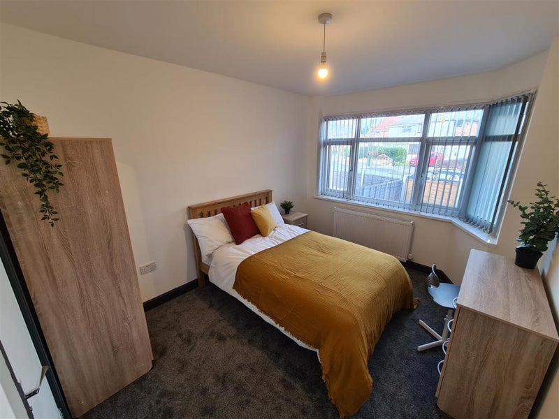 Photo 1: Room 2 En Suite