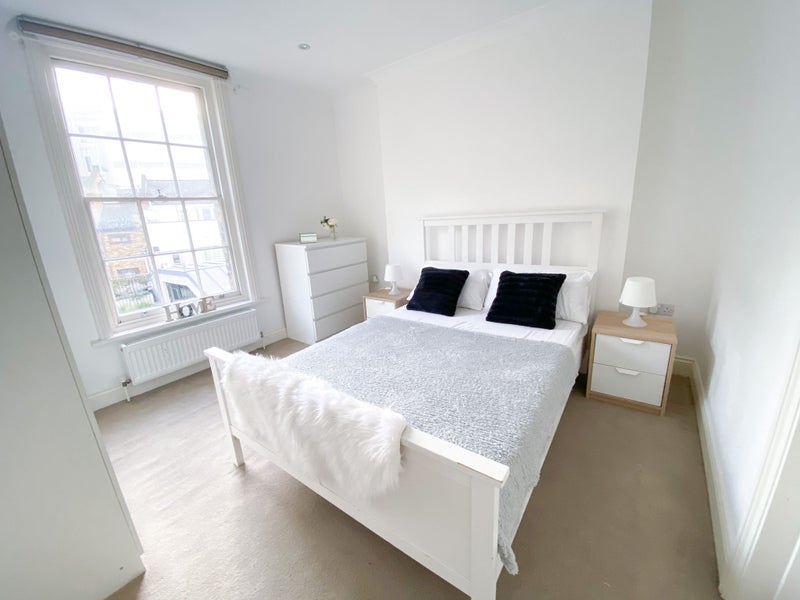 Photo 1: Share a tolet with 1 other 