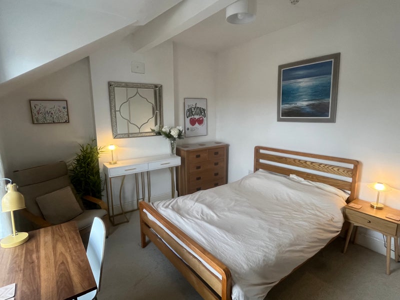 Photo 1: Spacious & Cosy Room