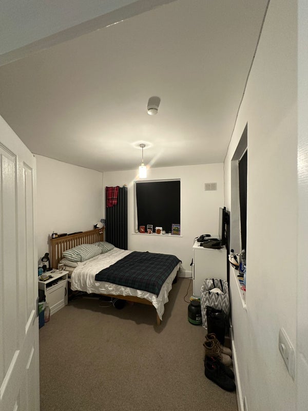 Photo 1: Double bedroom