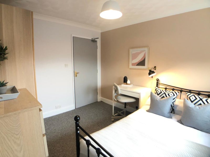 Photo 1: Room 2 @ £530 pcm - Available Now