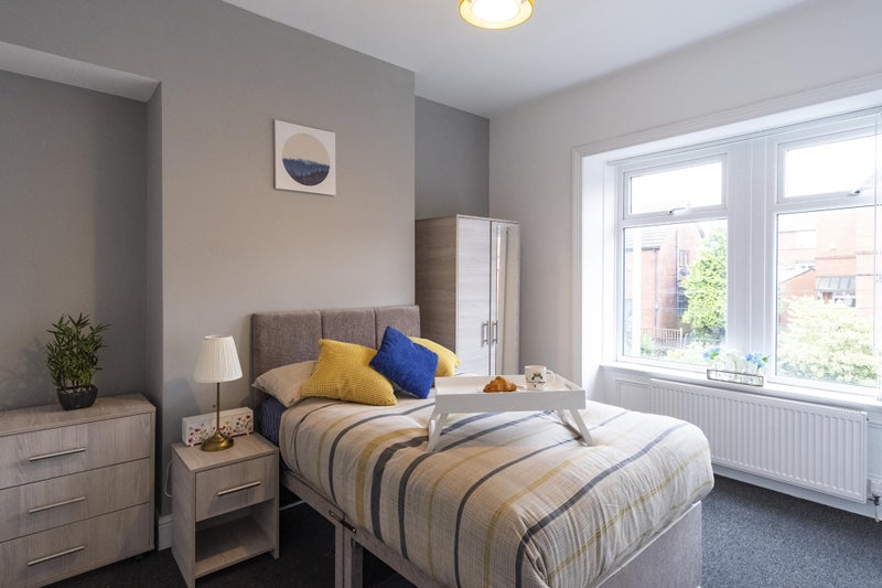 Photo 1: Room 5 en suite room