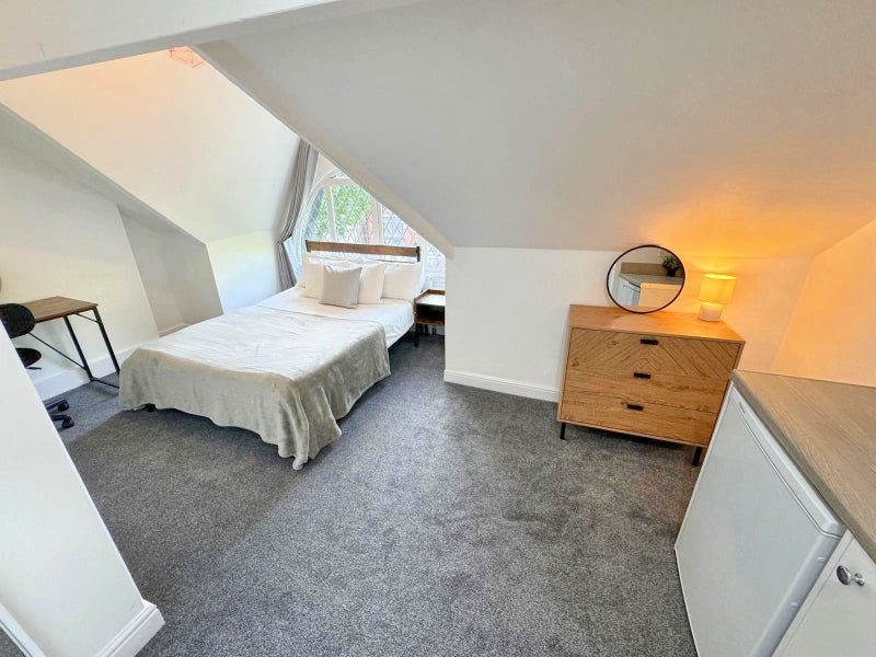 Photo 1: Room 6 En Suite