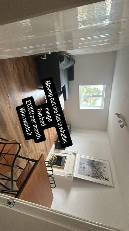 Photo 1: Living room 